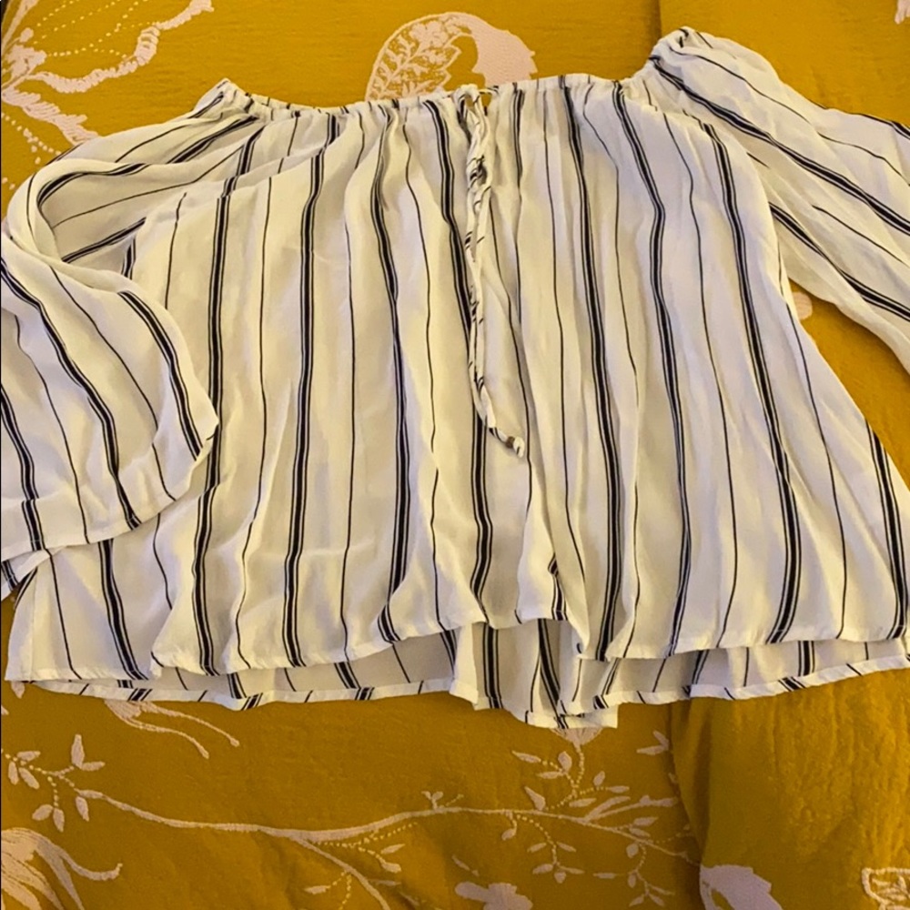 Bare shoulder black and white stripe flows top